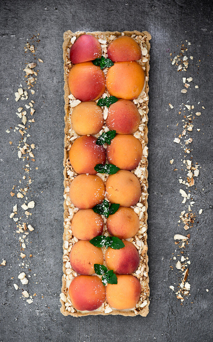 Aprikosen-Mürbeteig-Tarte auf Vanillepuddingcreme mit Marzipan und gehackten Mandeln