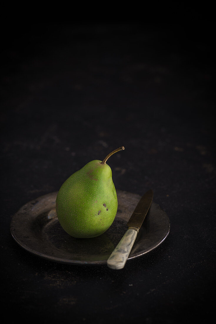 Bürgermeisterbirne (Mayor's pear) on a plate with a knife