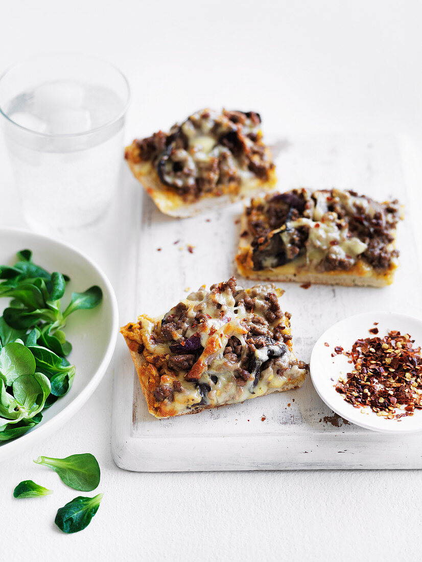 Brot mit Lammfleisch und Auberginen türkische Art