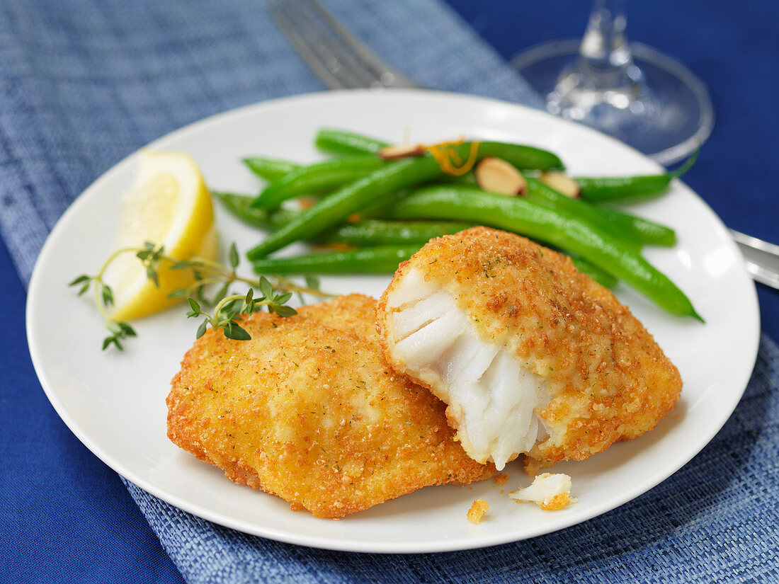 Panierte Kabeljaufilets mit grünen Bohnen