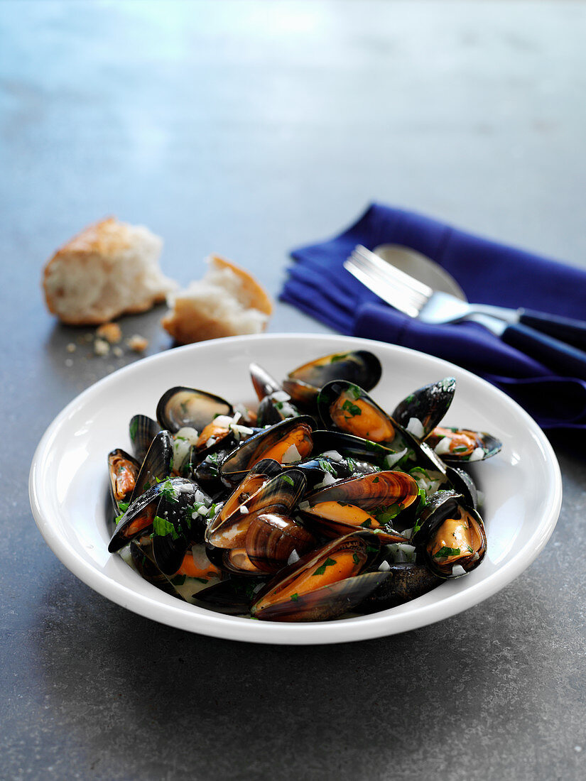Steamed mussels with a chunk of baguette