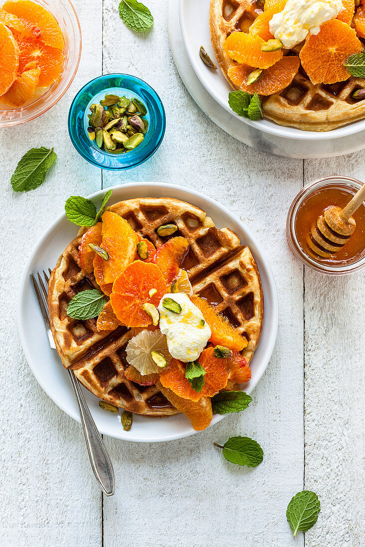 Waffeln mit Zitrusfrüchten, Honig, Labneh und Pistazien