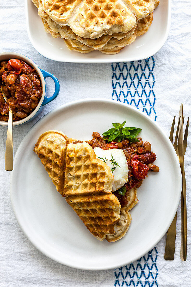 Haferwaffeln mit Ahornsirup-Bohnen und pochiertem Ei