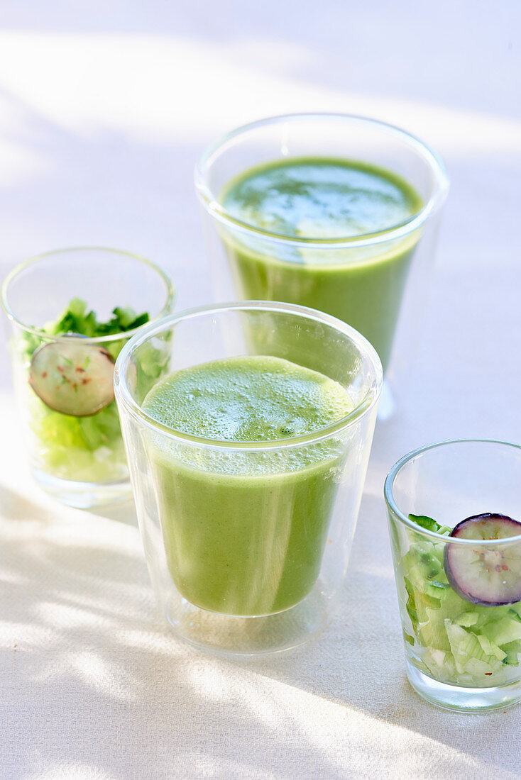 Grüne Gazpacho im Glas