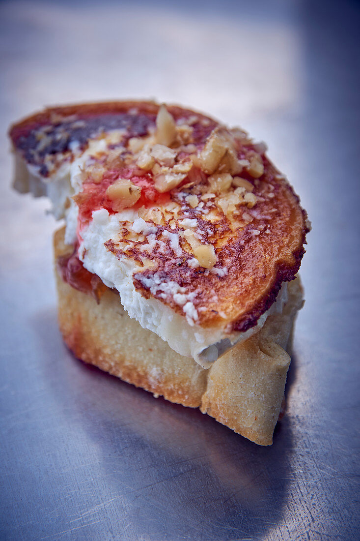 Baguette mit gebratenem Ziegenkäse und Marmelade