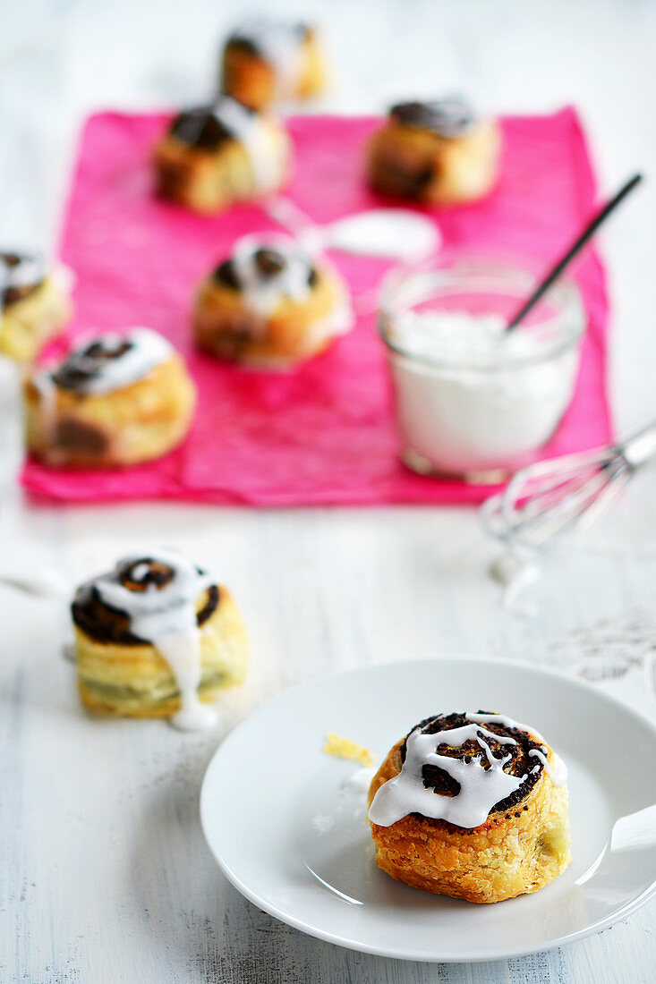 Vegan poppyseed buns with icing