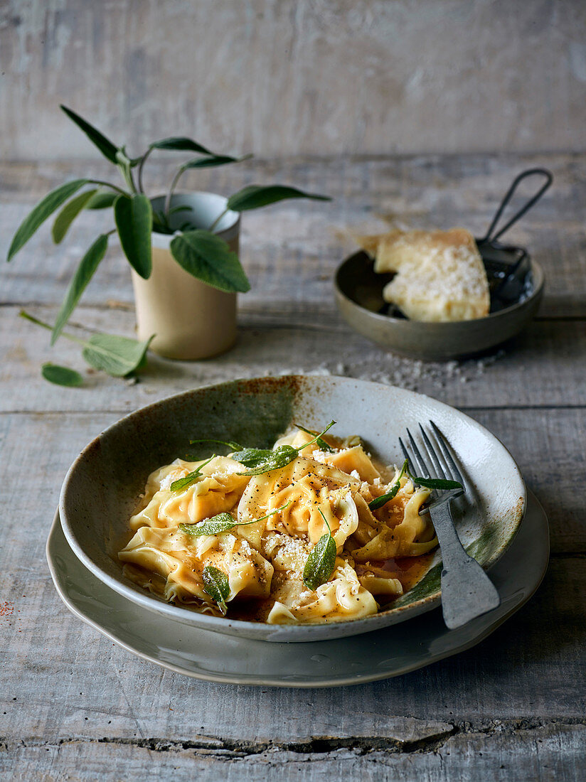 Wan-Tan-Tortelloni mit Butternusskürbis und Salbeibutter