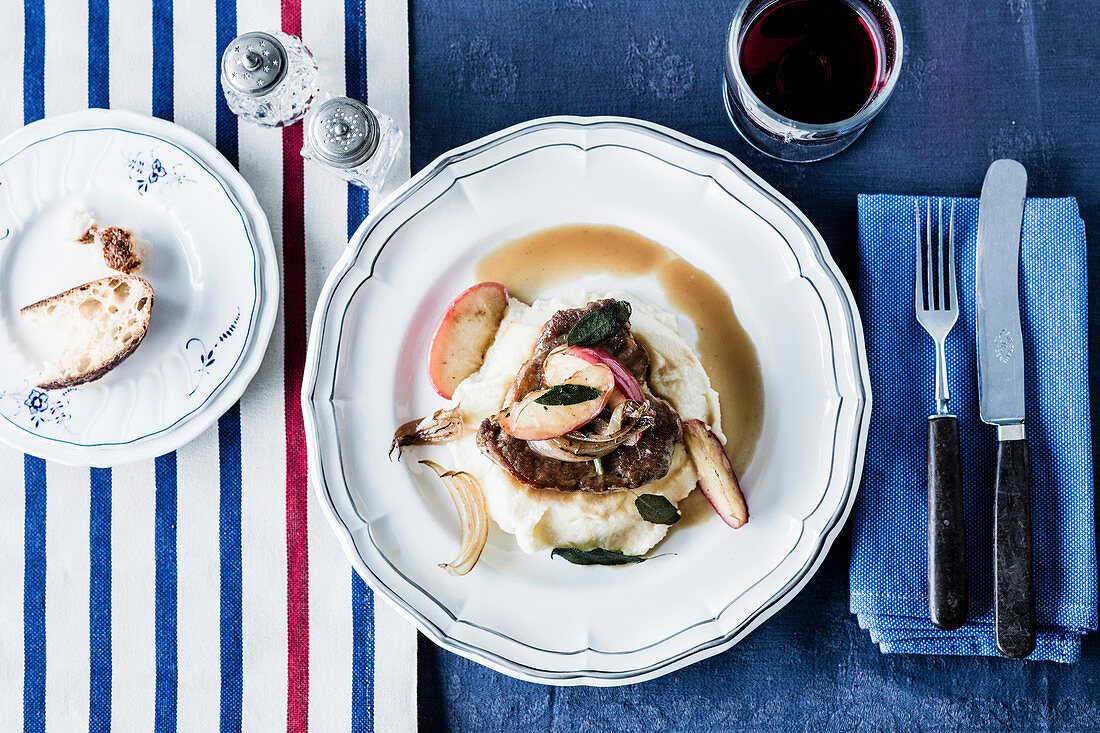 Schweinenackensteaks mit Cidre und Äpfeln auf Kartoffelpüree (Frankreich)