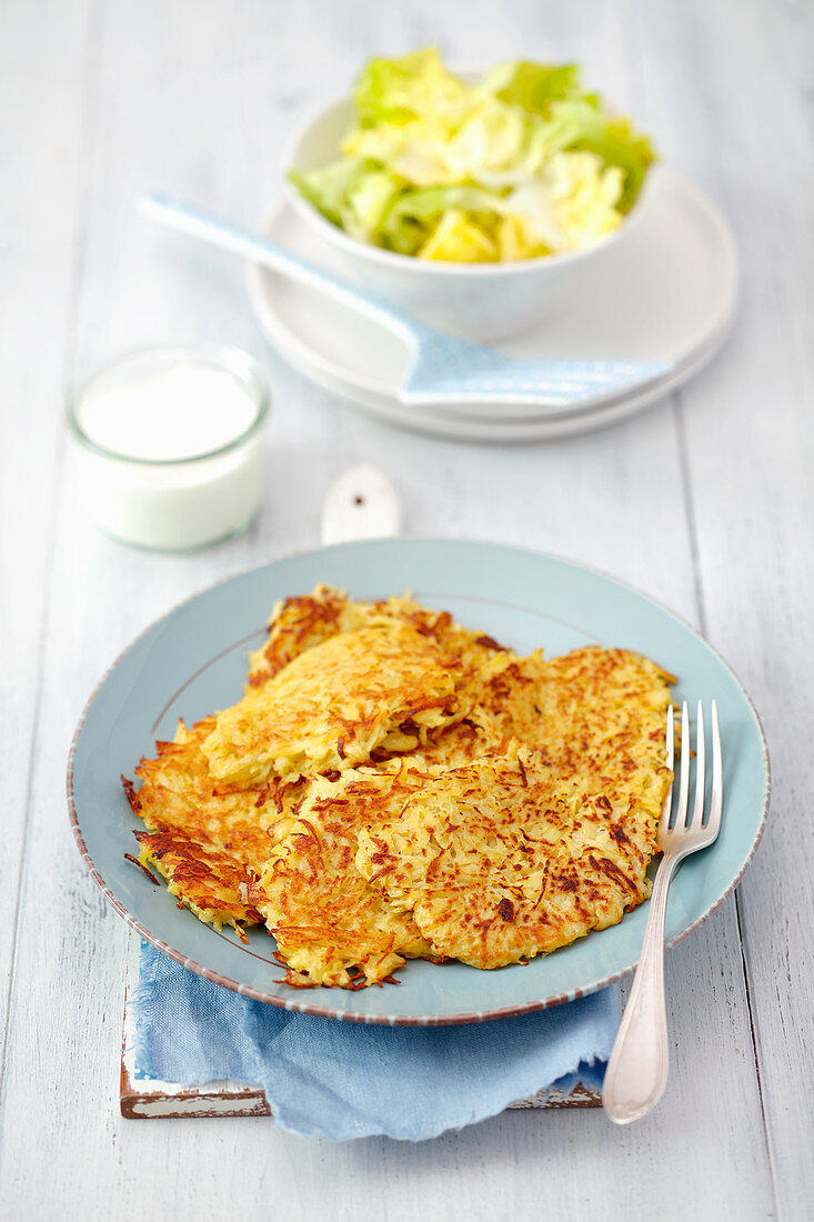 Kartoffelpuffer mit Kopfsalat