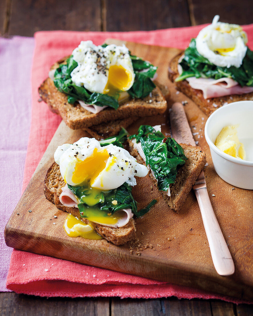 Toast with ham, spinach and poached egg