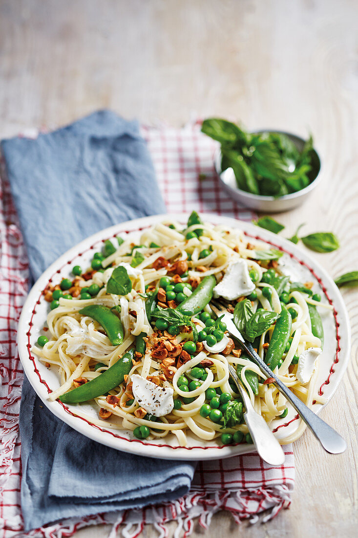 Linguine mit getoasteten Haselnüssen und Erbsen