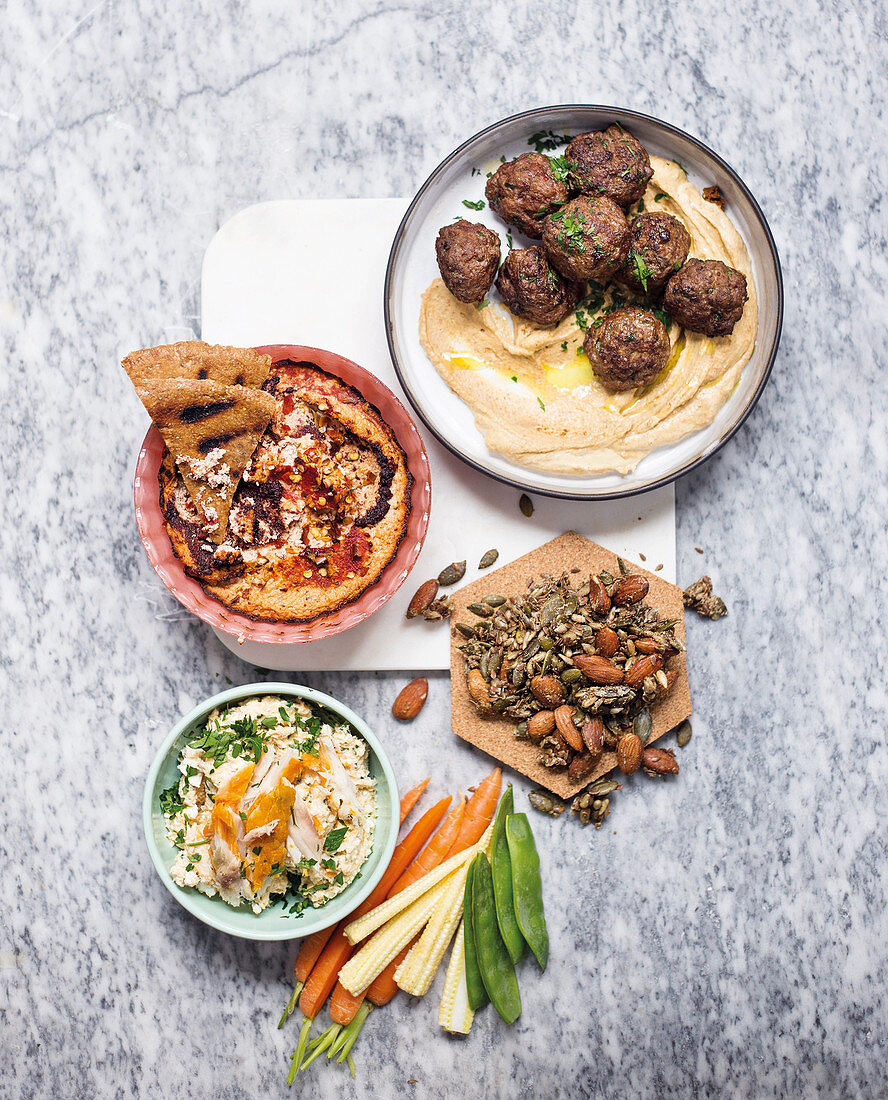 Straussen-Falafel mit Harissa-Hummus, gebackener Ricotta-Aufstrich, Räucherfischdip mit Gemüse und geröstete Nüsse