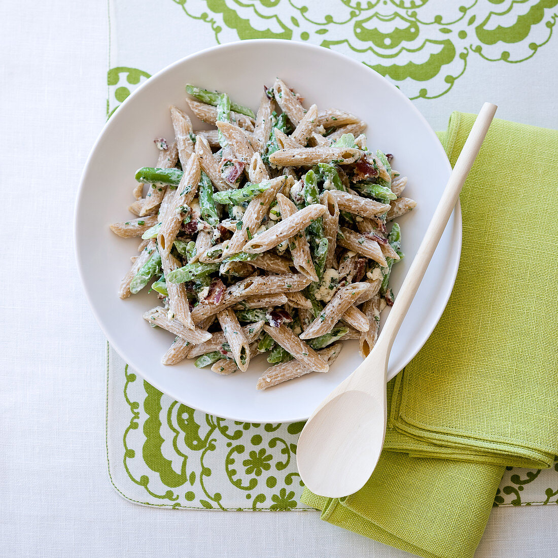 Penne pasta with green beans and bacon