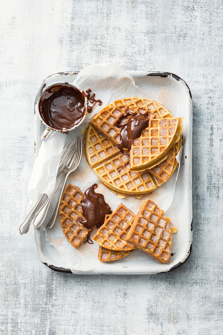 Churros-Waffeln mit Schokoladensauce