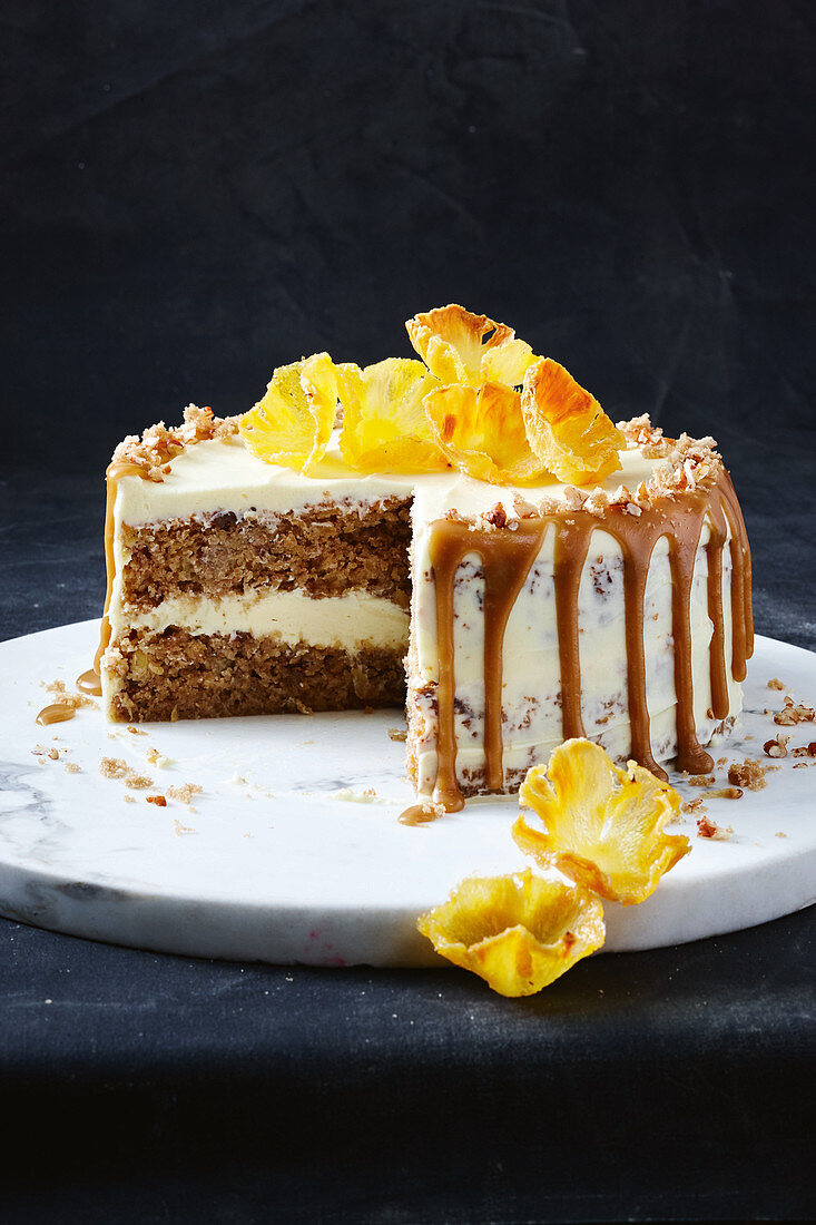 Hummingbird Cake mit Ananas, Bananen, Kokosraspeln, Pecannüssen, Karamelsauce, Frischkäse, Zimt und Whisky