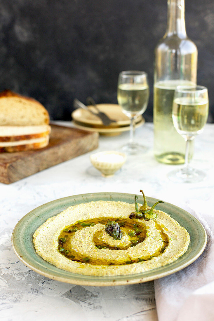 Pesto aus geröstetem Pimientos de Padron serviert mit Weißwein und Sauerteigbrot