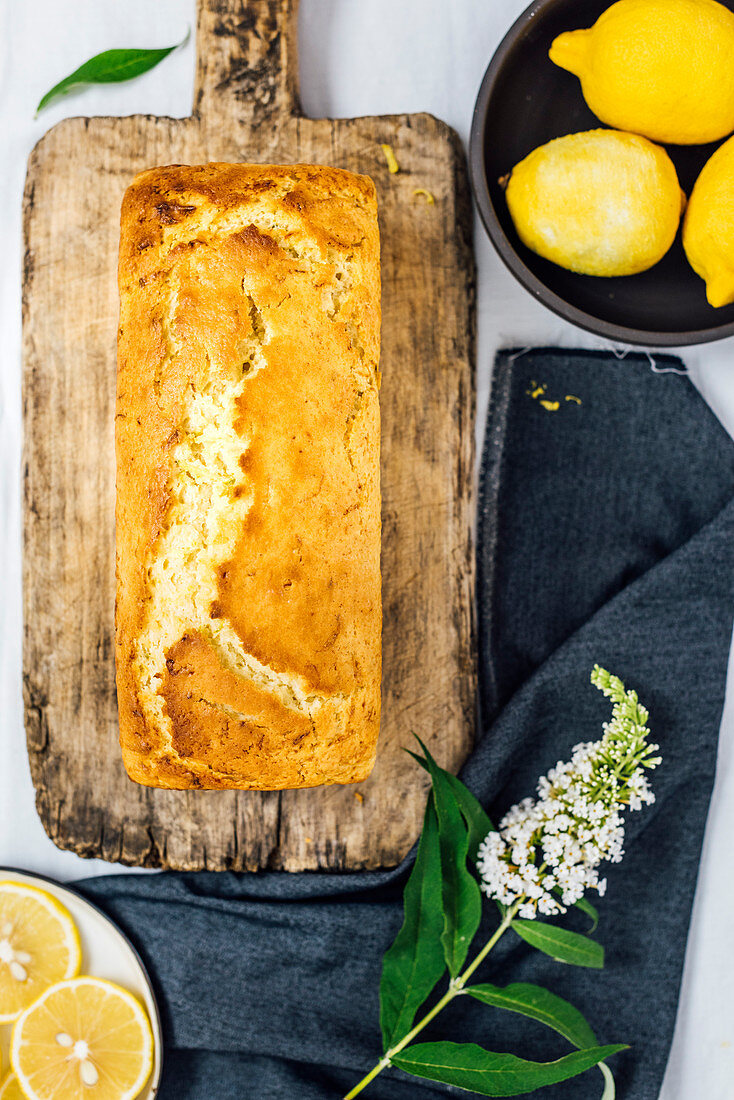 Kastenförmiger Zitronen-Zucchini-Kuchen auf Holzbrett