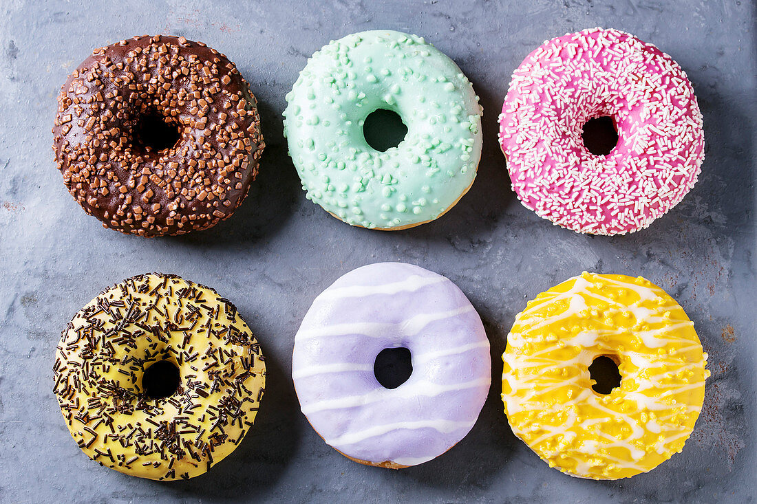 Sechs verschiedene bunt glasierte Donuts