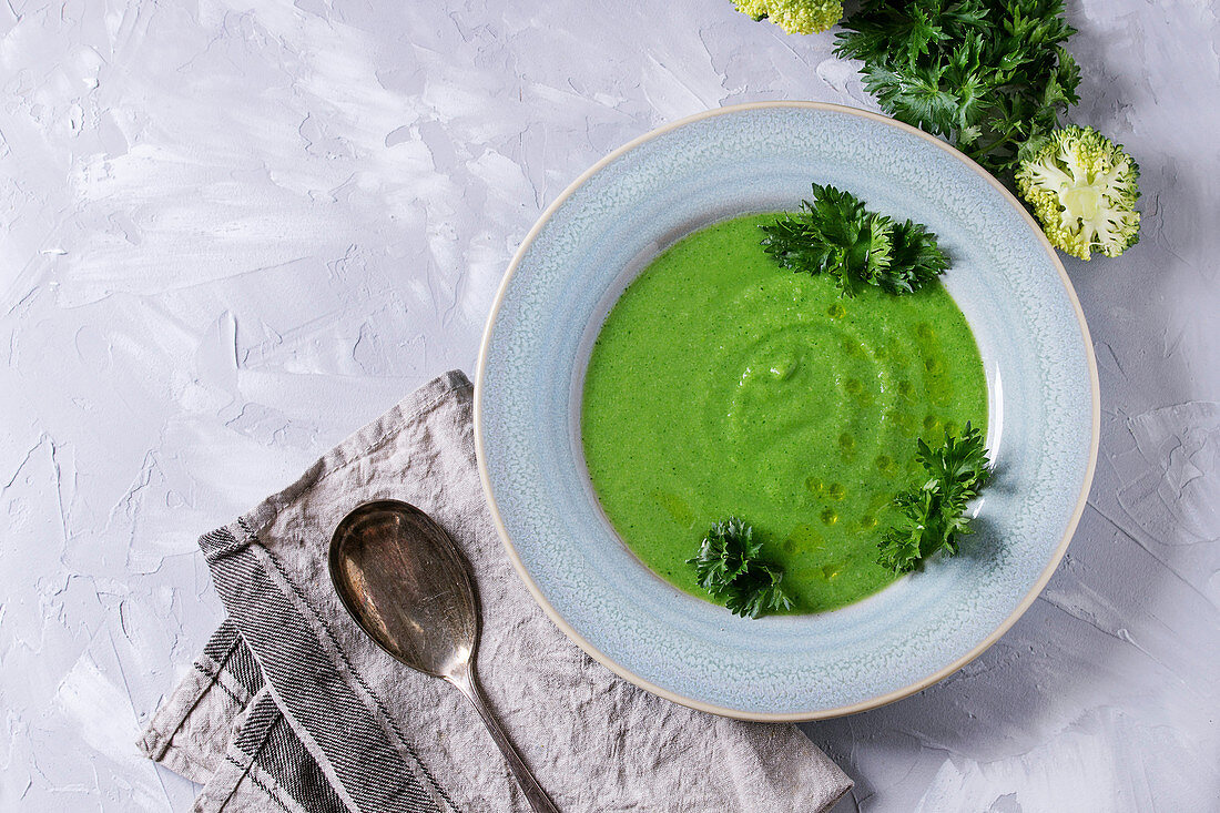 Vegane Broccolicremesuppe mit frischer Petersilie