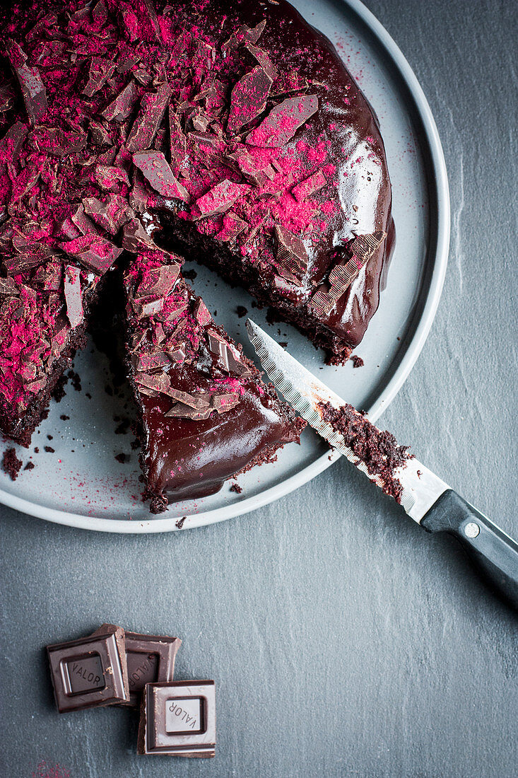 Lactose-free chocolate beetroot cake with raspberry powder