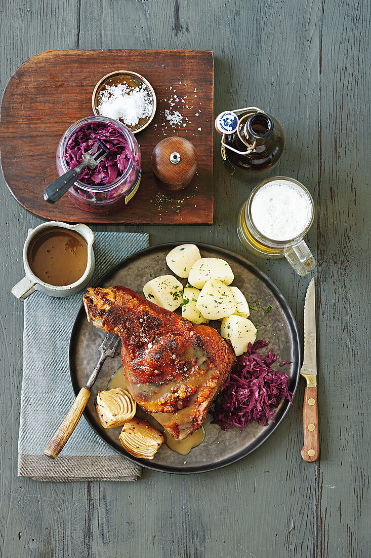 Schweinebraten mit Biersauce und Rotkohl