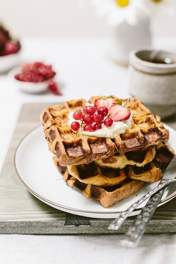 Frühstückswaffeln dekoriert mit Sahne und Beeren