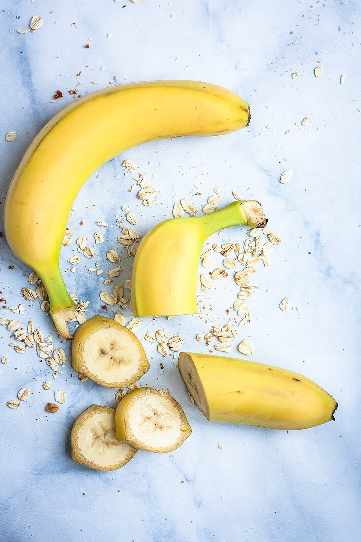 A whole banana and a sliced banana with oats