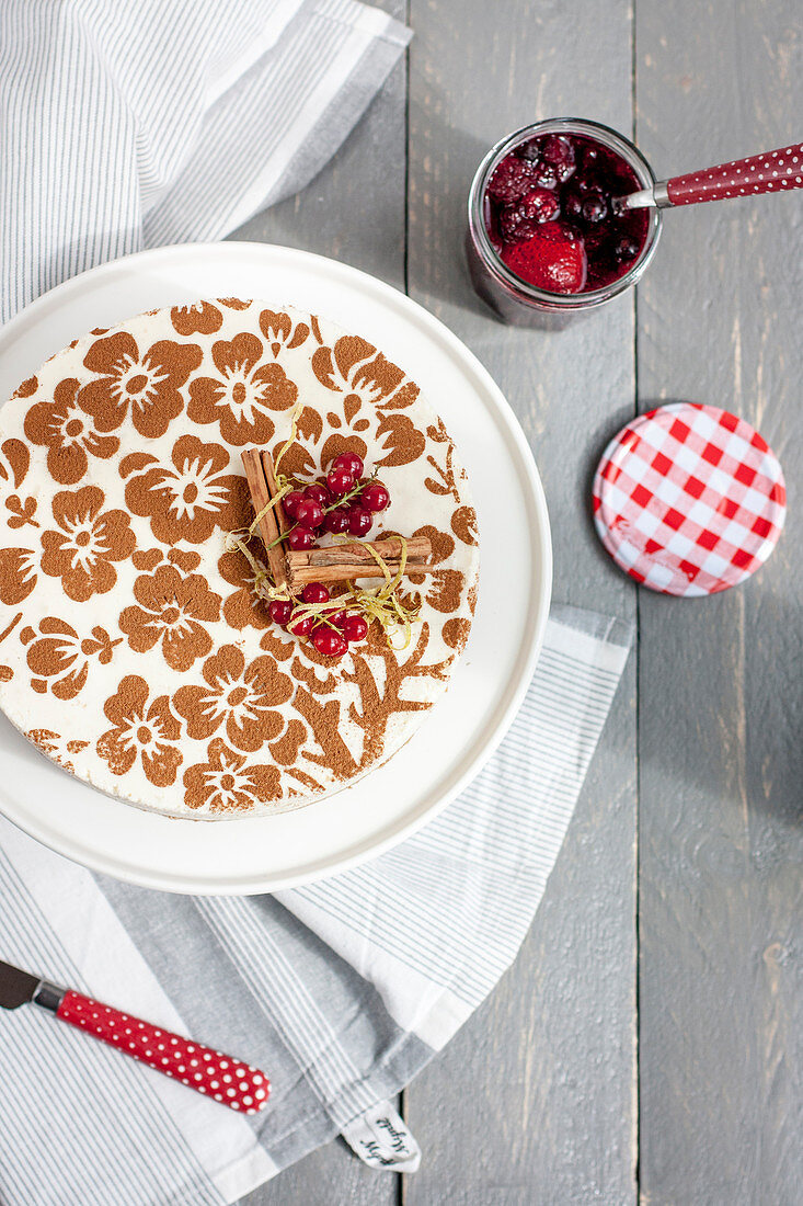 Reispuddingkuchen mit Beerenkompott