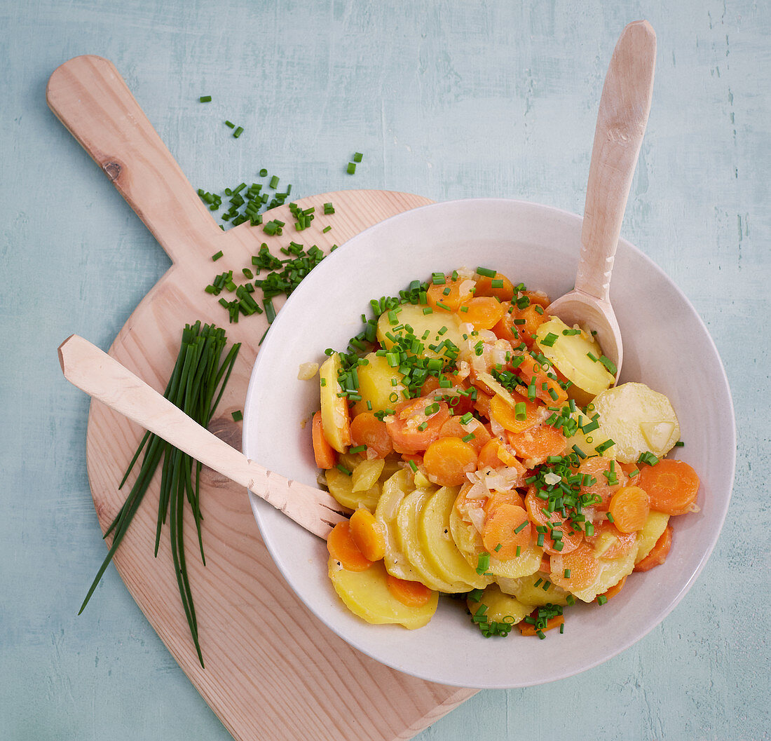 Milder Kartoffelsalat mit Möhren