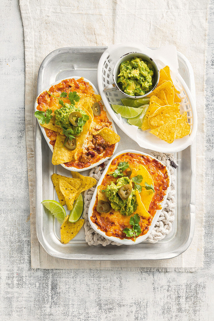 Nacho Bowls mit Rindfleisch und Guacamole (Mexiko)