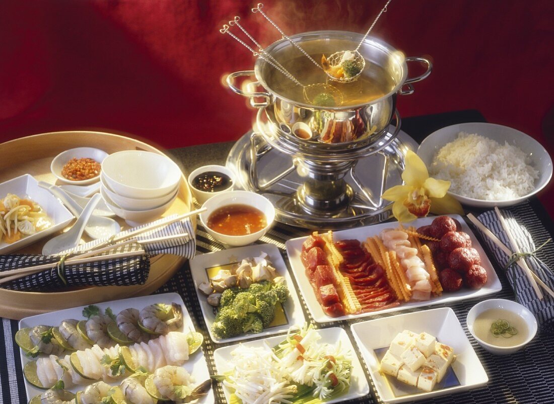Chinesisches Fondue mit Fisch, Gemüse, Fleisch, Tofu & Saucen