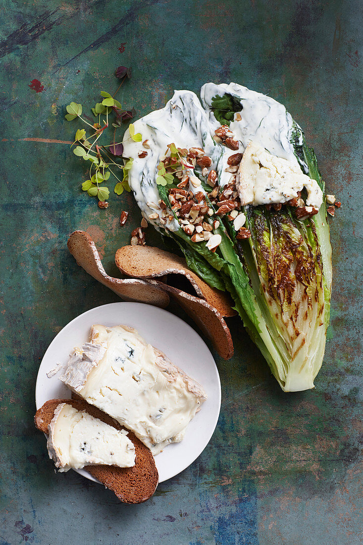 Grilled lettuce with Gorgonzola dressing and almond praline