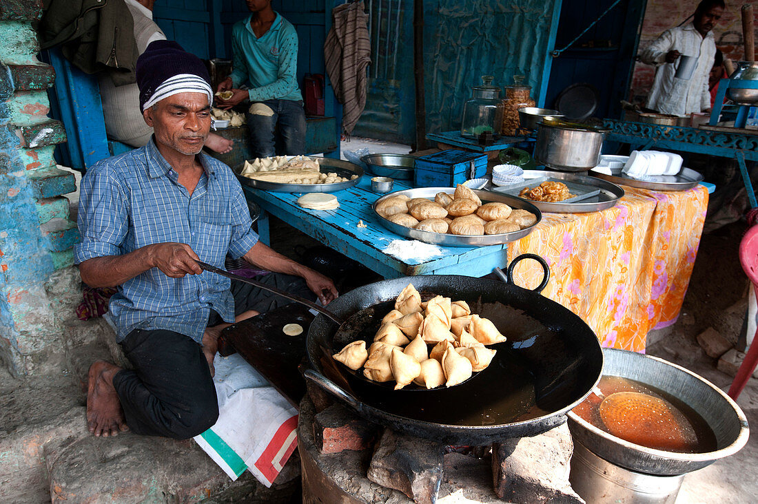 Samosas, Pani puri und andere Mittagsgerichte werden zubereitet, Ramnagar Forts, Varanasi, Uttar Pradesh, Indien