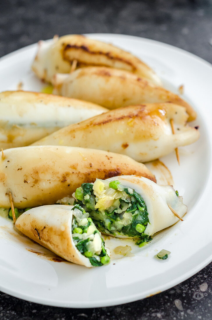 Squid, filled with spinach, potatoes, peas and onions