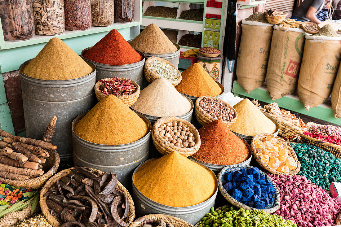 Gewürze und Potpourri auf dem Gewürzmarkt (Souks, Rahba Kedima Square), Marrakesch, Marokko