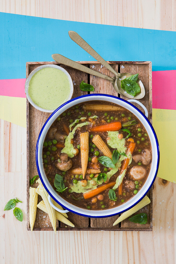 Veganer Eintopf mit Couscous, Pilzen, Gemüse und Basilikumdip