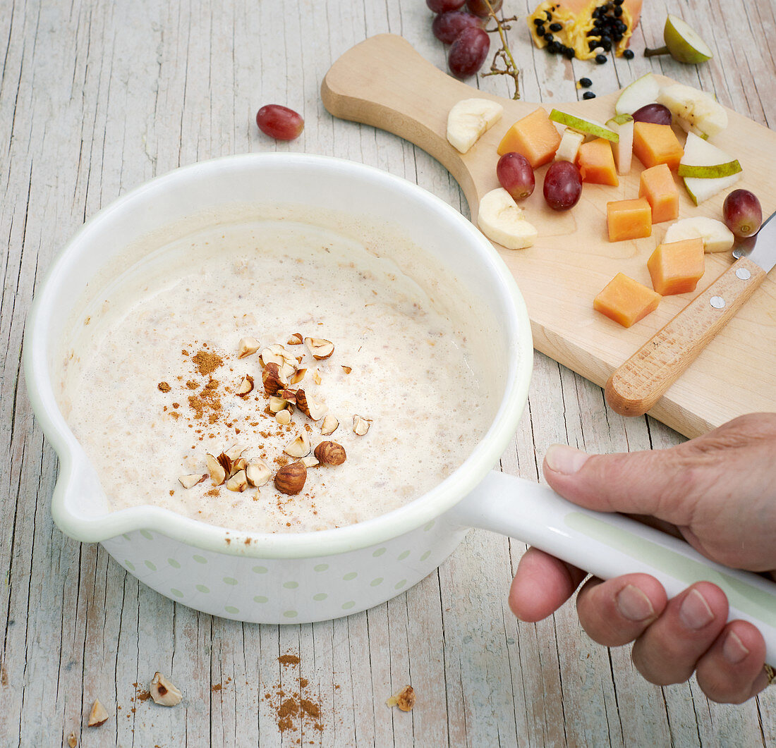 Porridge mit Datteln und Nüssen