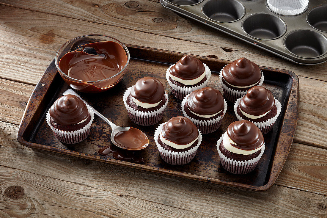 Peppermint Patty Cupcakes auf Tablett