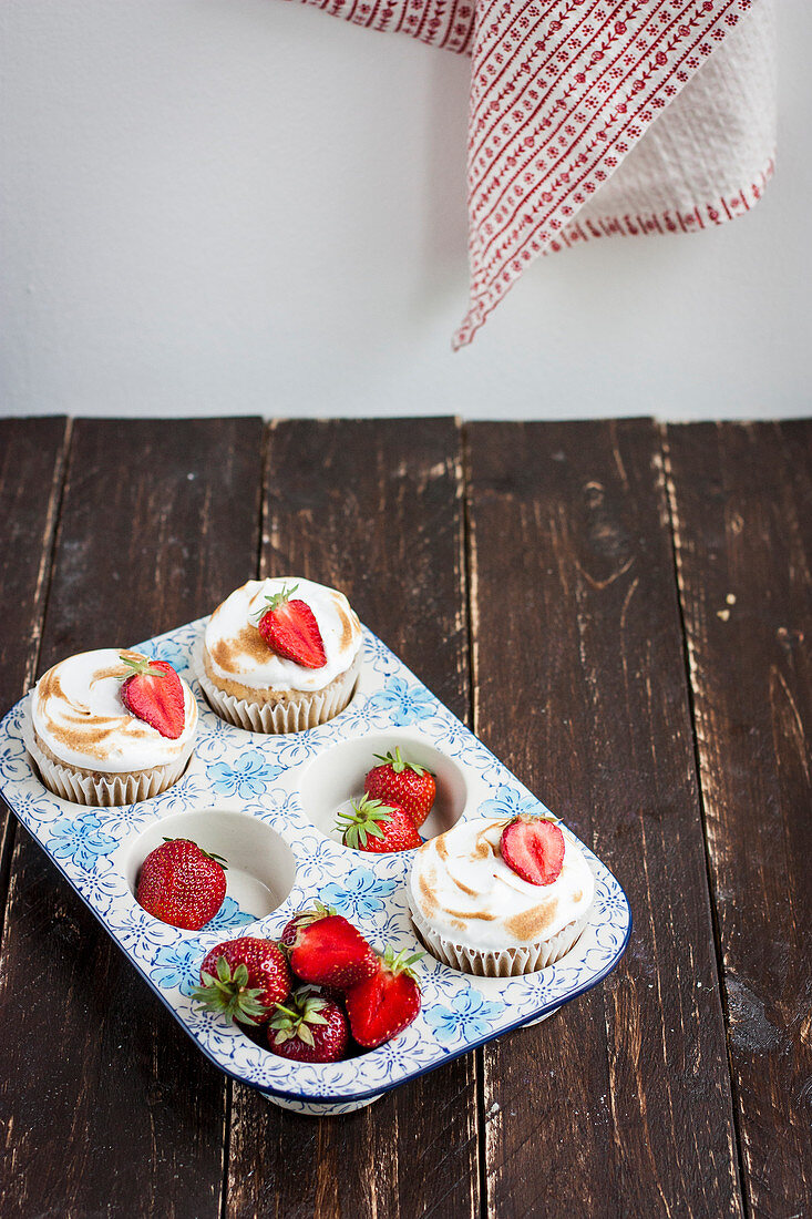 Erdbeer-Baiser-Cupcakes im Muffinblech