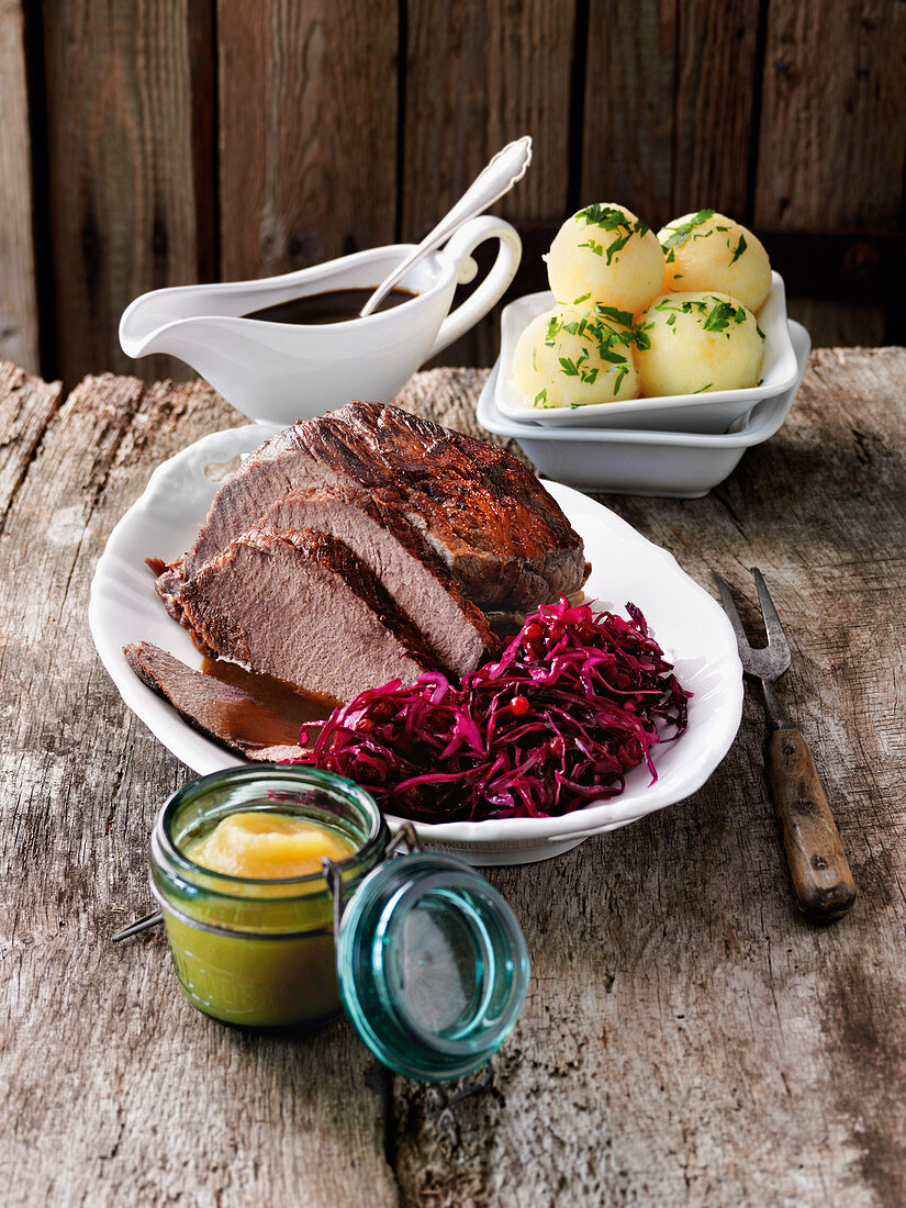 Sauerbraten mit Kartoffelklössen und Blaukraut