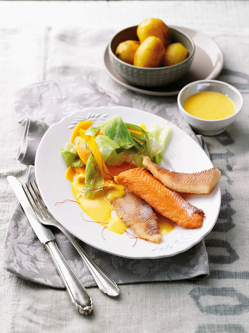 Fish fillets on pointed cabbage with roast potatoes