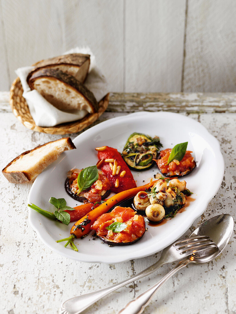 Antipasti: Auberginen mit Tomatensauce, Pilze, Zucchini und kandierte Möhren