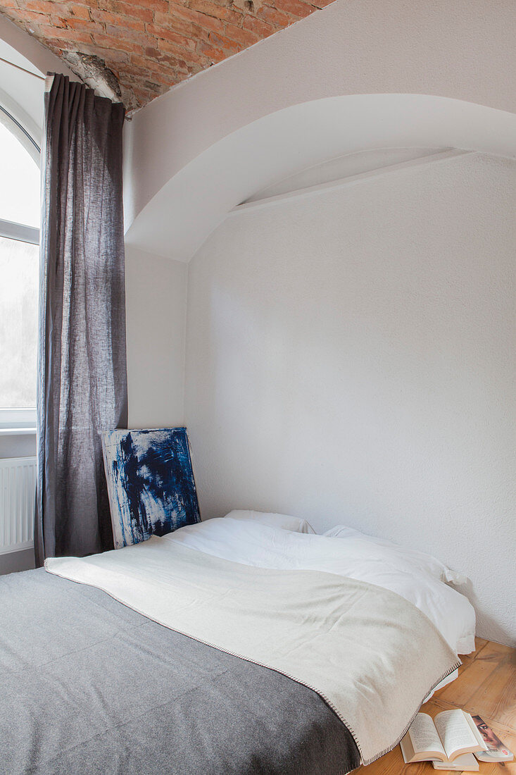 Bed in arched niche in bedroom