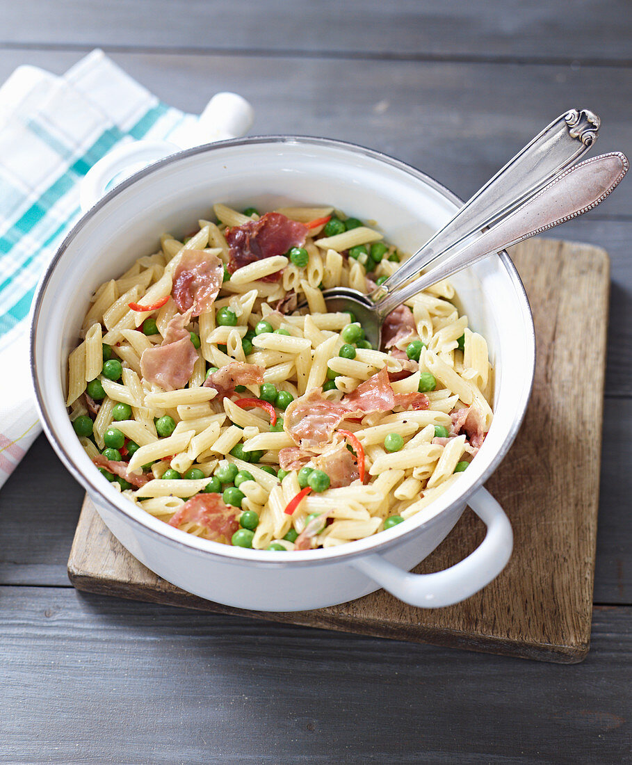 Penne with peas and ham
