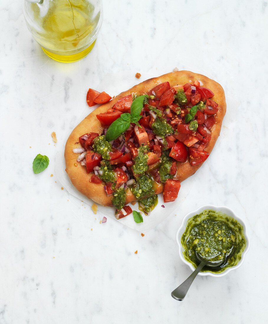 Tomaten-Bruschetta mit Pesto und Basilikum