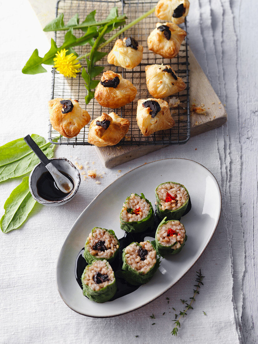 Wildkräuter-Sushi und Blätterteigpralinen mit schwarzen Nüssen