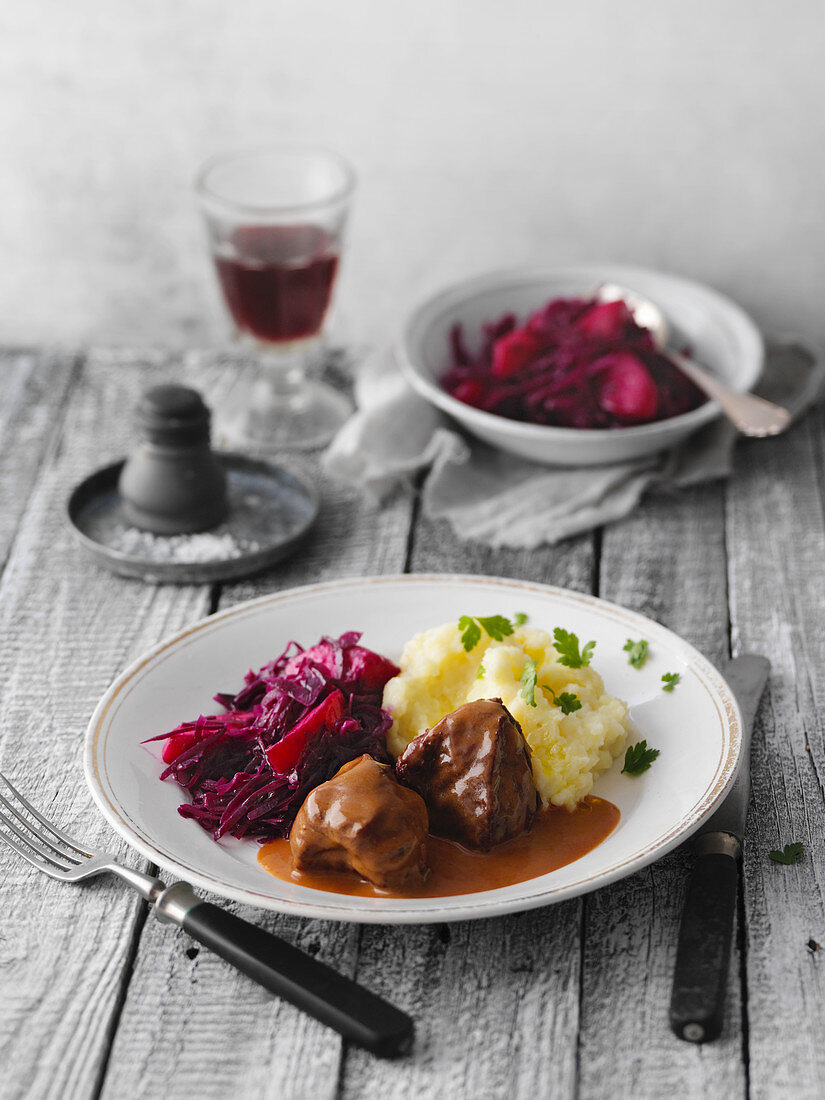 Braised pork cheeks with apple red cabbage and mashed potatoes