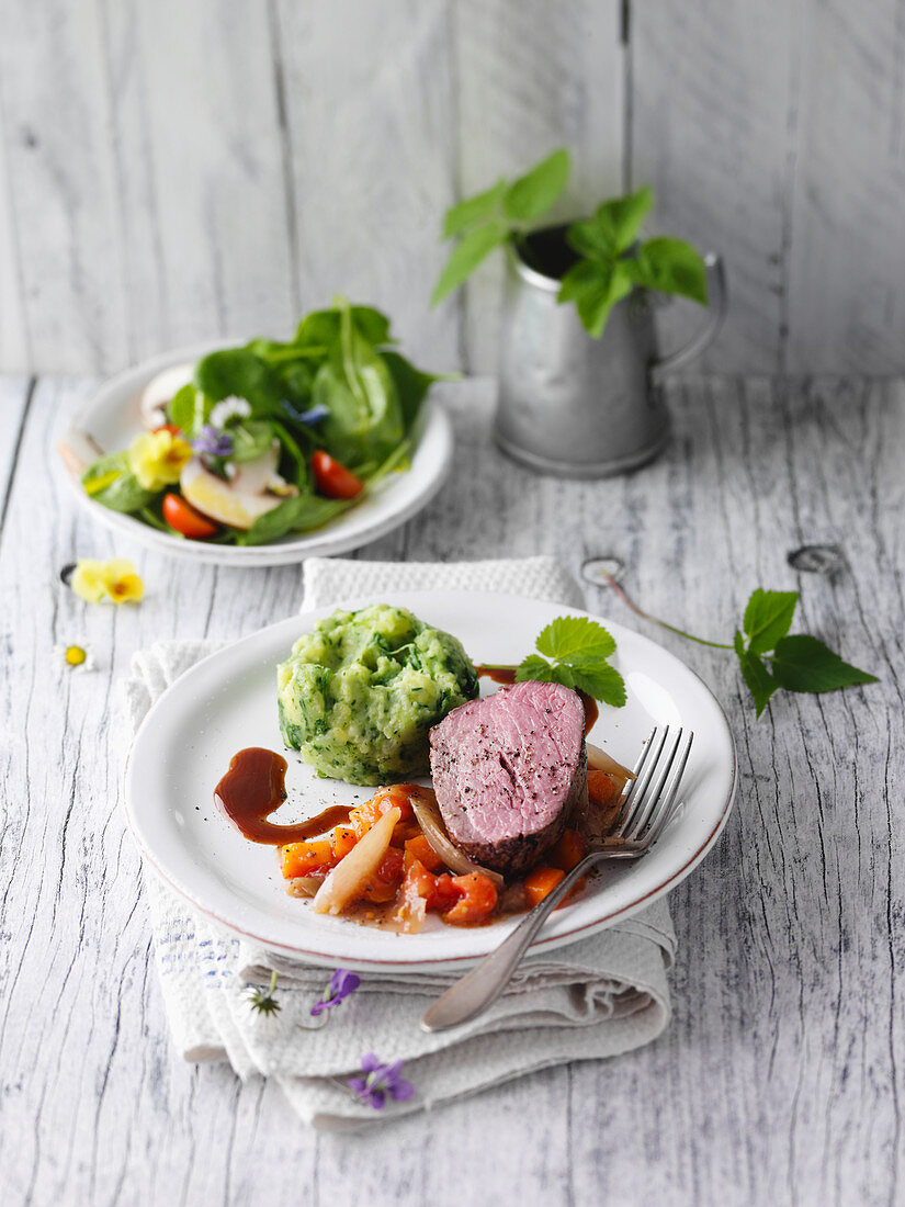 Limousin-Rinderfilet mit Kartoffel-Giersch-Püree und Spinatsalat