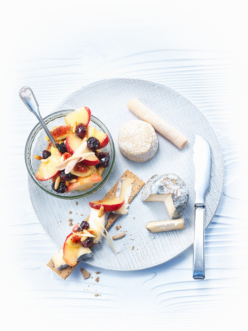Apple and figs with cheese and crispbread