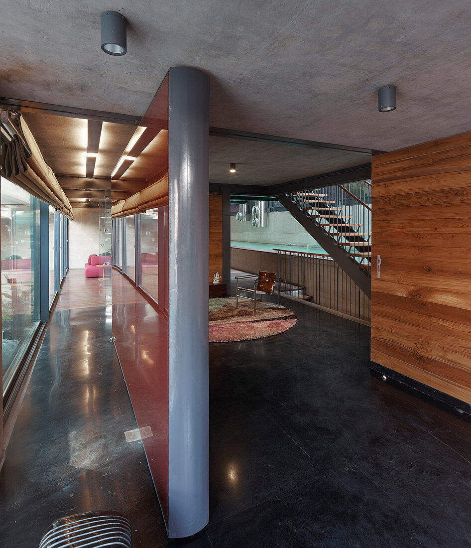 Trennwand im modernen Architektenhaus mit Beton und Stahl